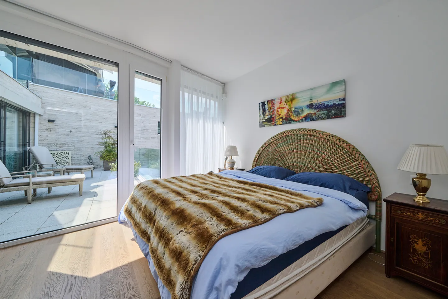 Luxury Apartment with Lake View - Photo 8 of 18