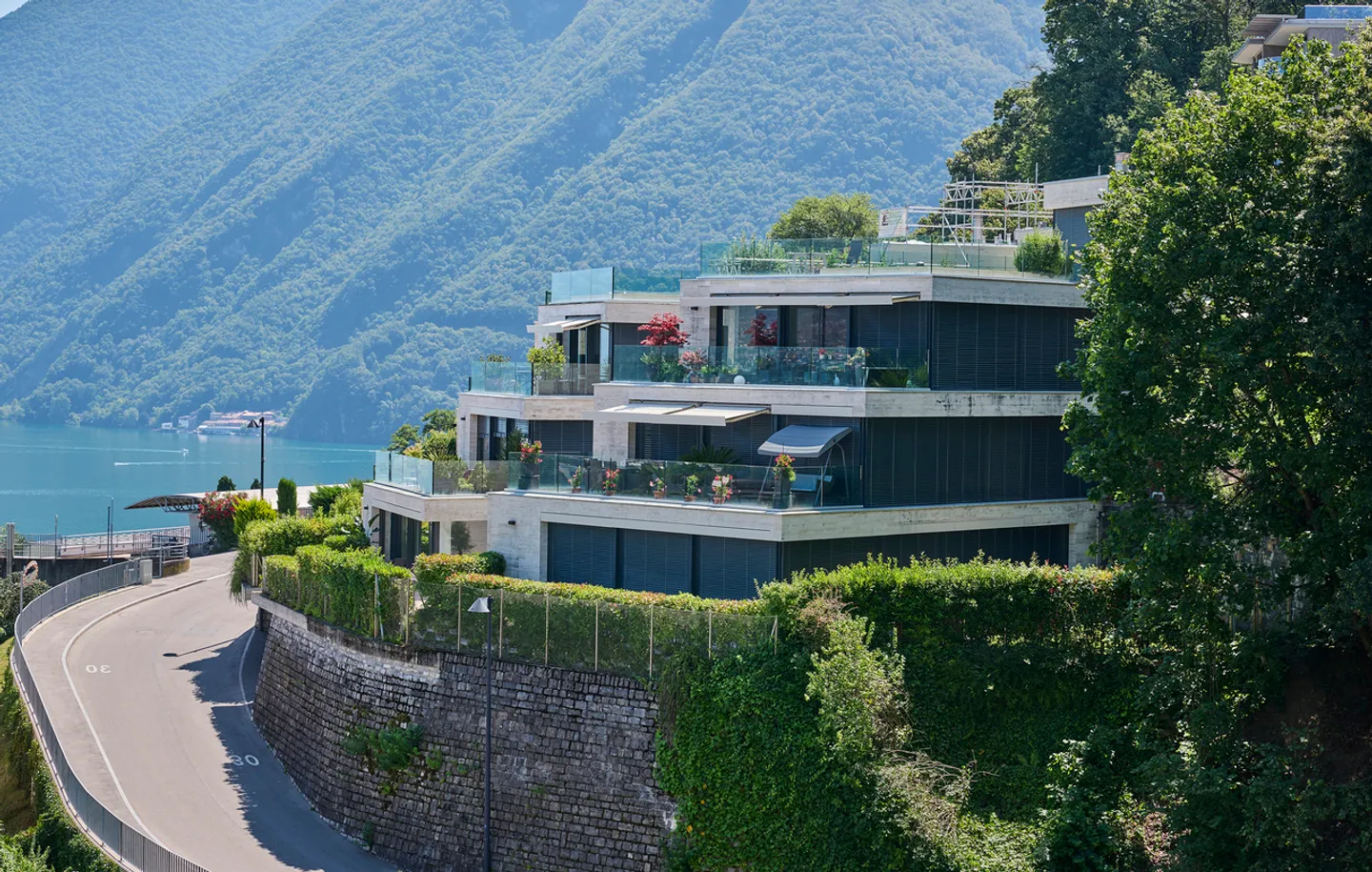 Luxury Apartment with Lake View - Photo 17 of 18
