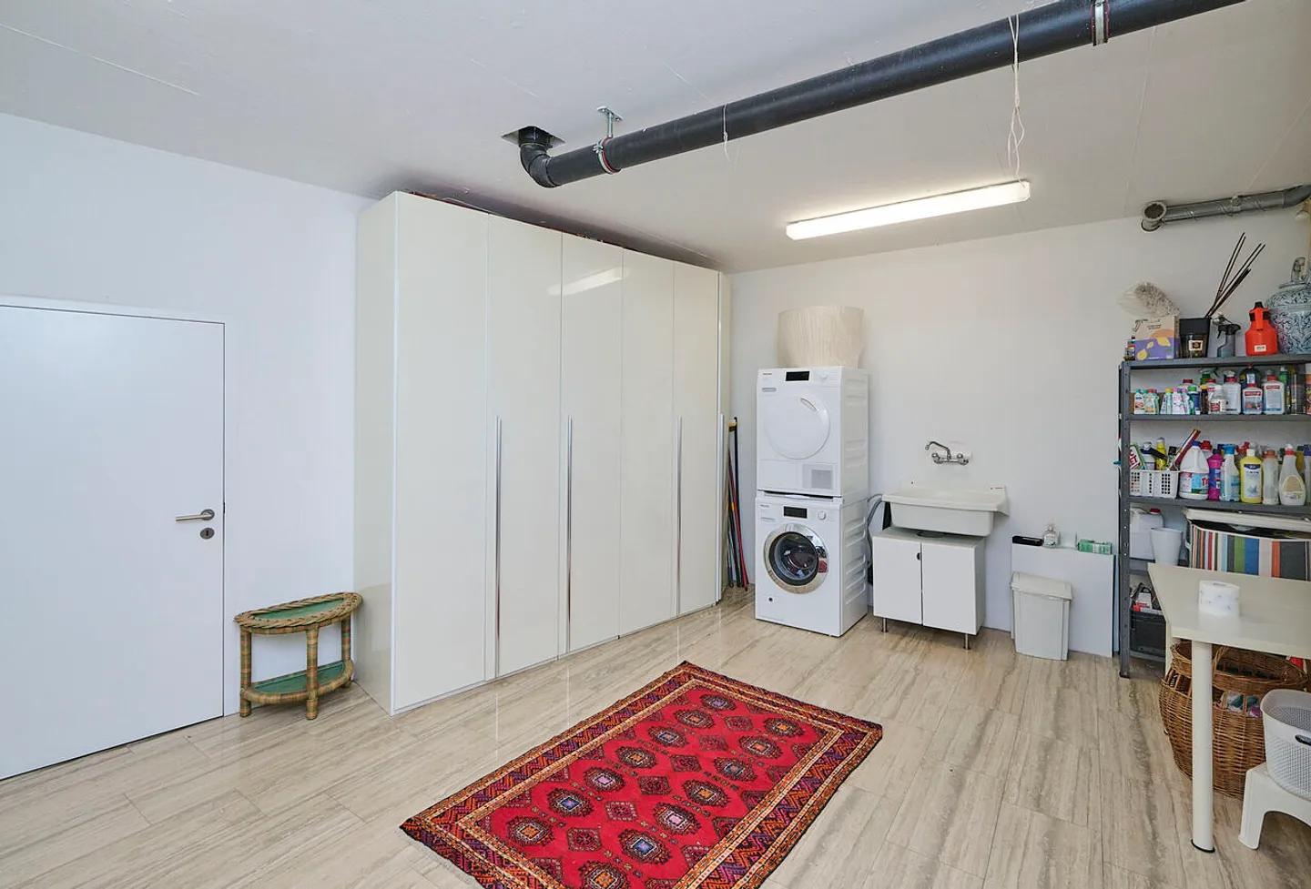 Luxury Apartment with Lake View - Photo 12 of 18