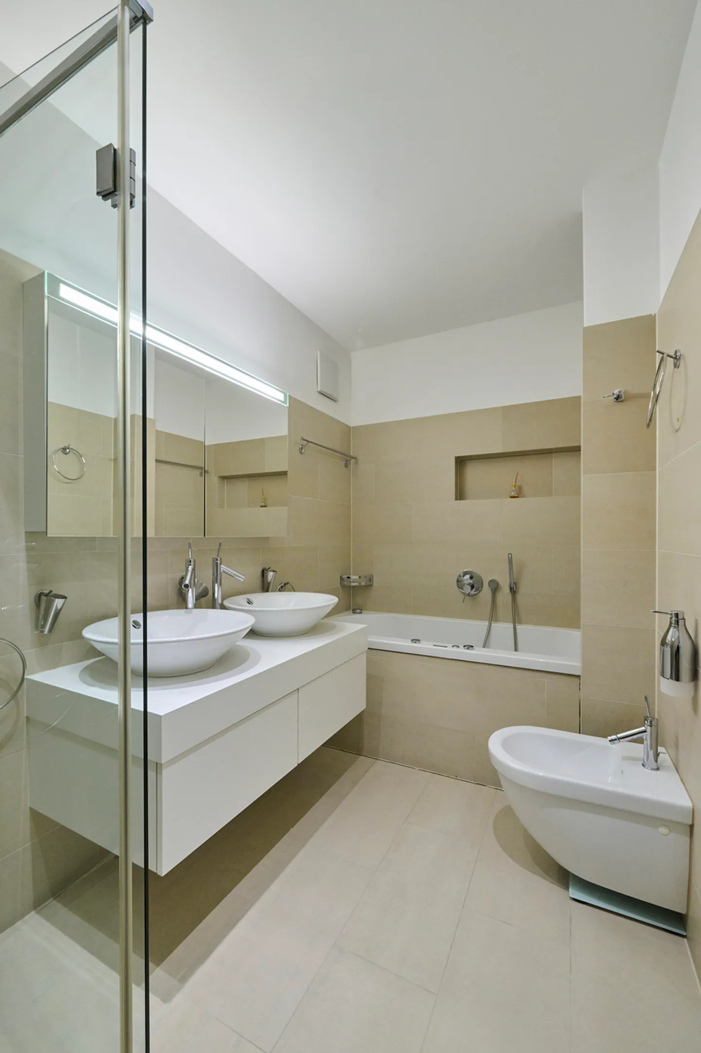 Luxury Apartment with Lake View - Photo 11 of 18