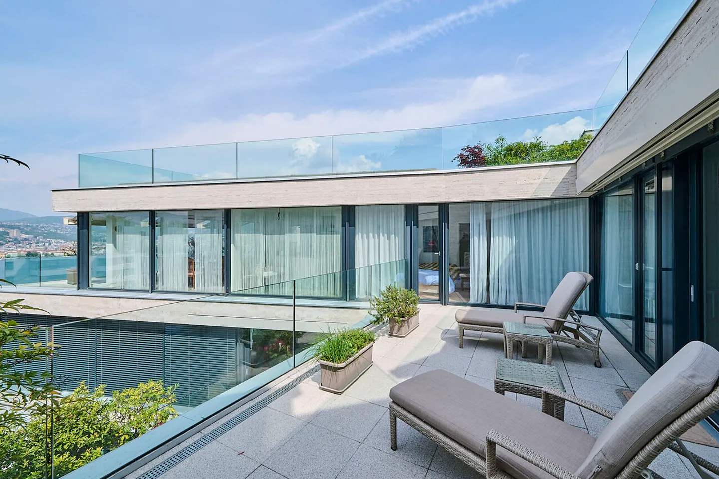 Luxury Apartment with Lake View - Photo 13 of 18