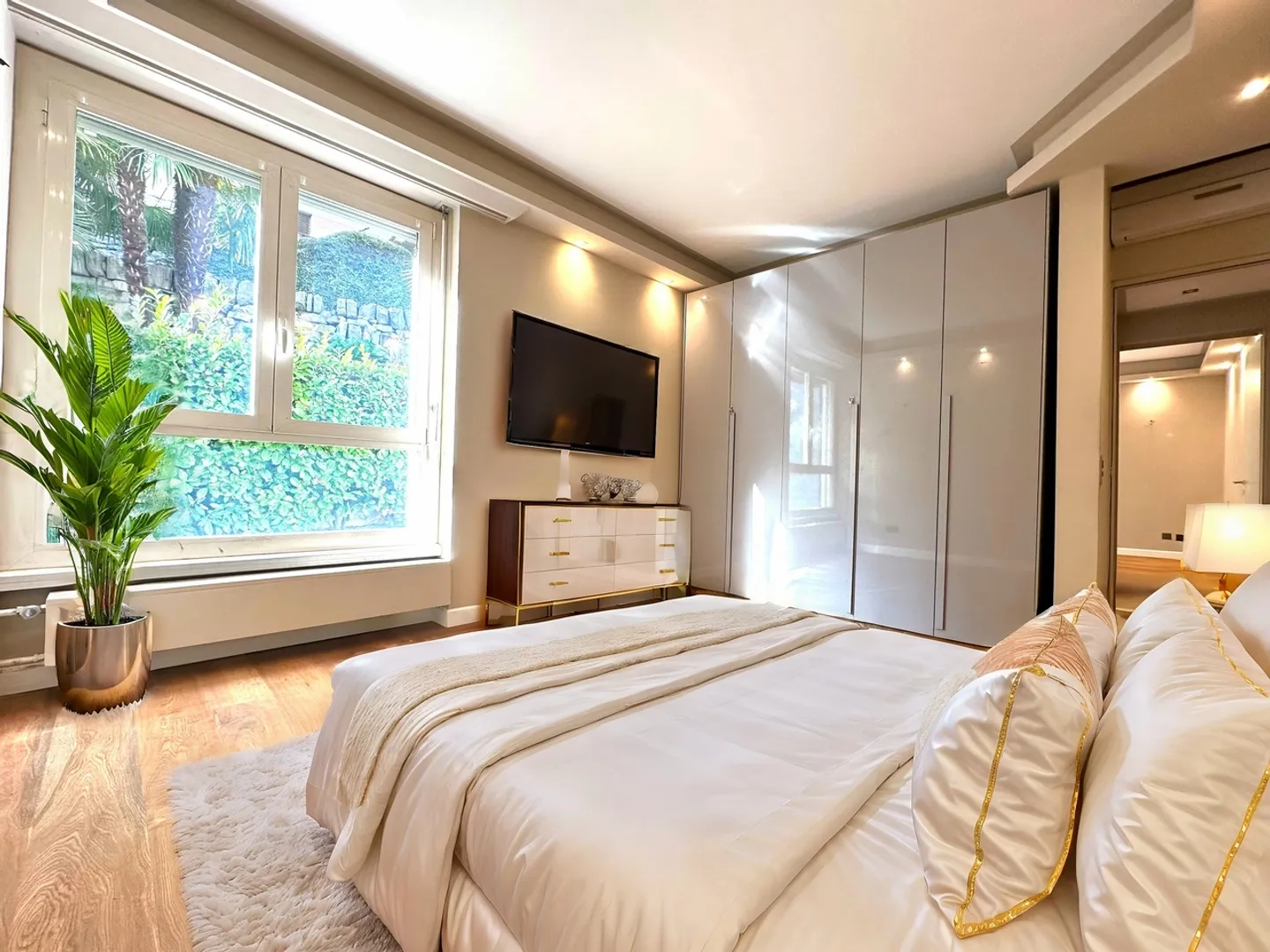Spacious 4.5-room apartment in Lugano - Your new home in Ticino - Photo 2 of 10
