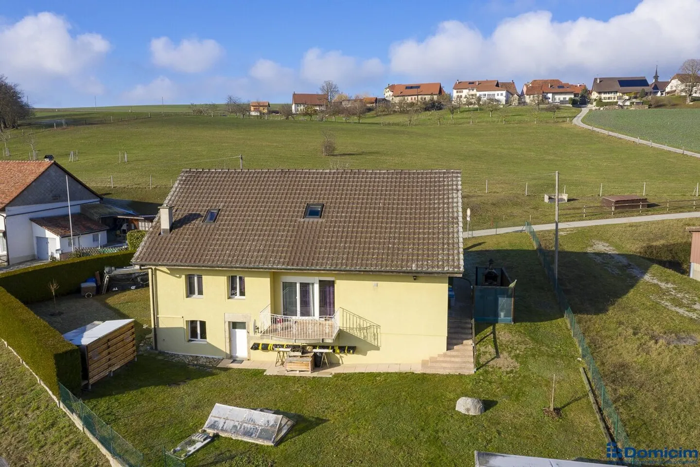 Renovated farmhouse with 5.5 rooms in the heart of nature - Photo 1 of 10
