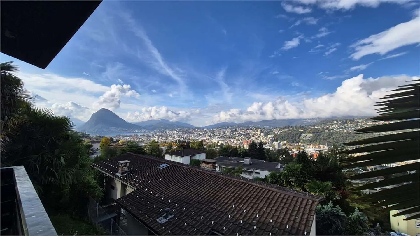 Villa con vista lago, giardino e piscina - Foto 1 di 13