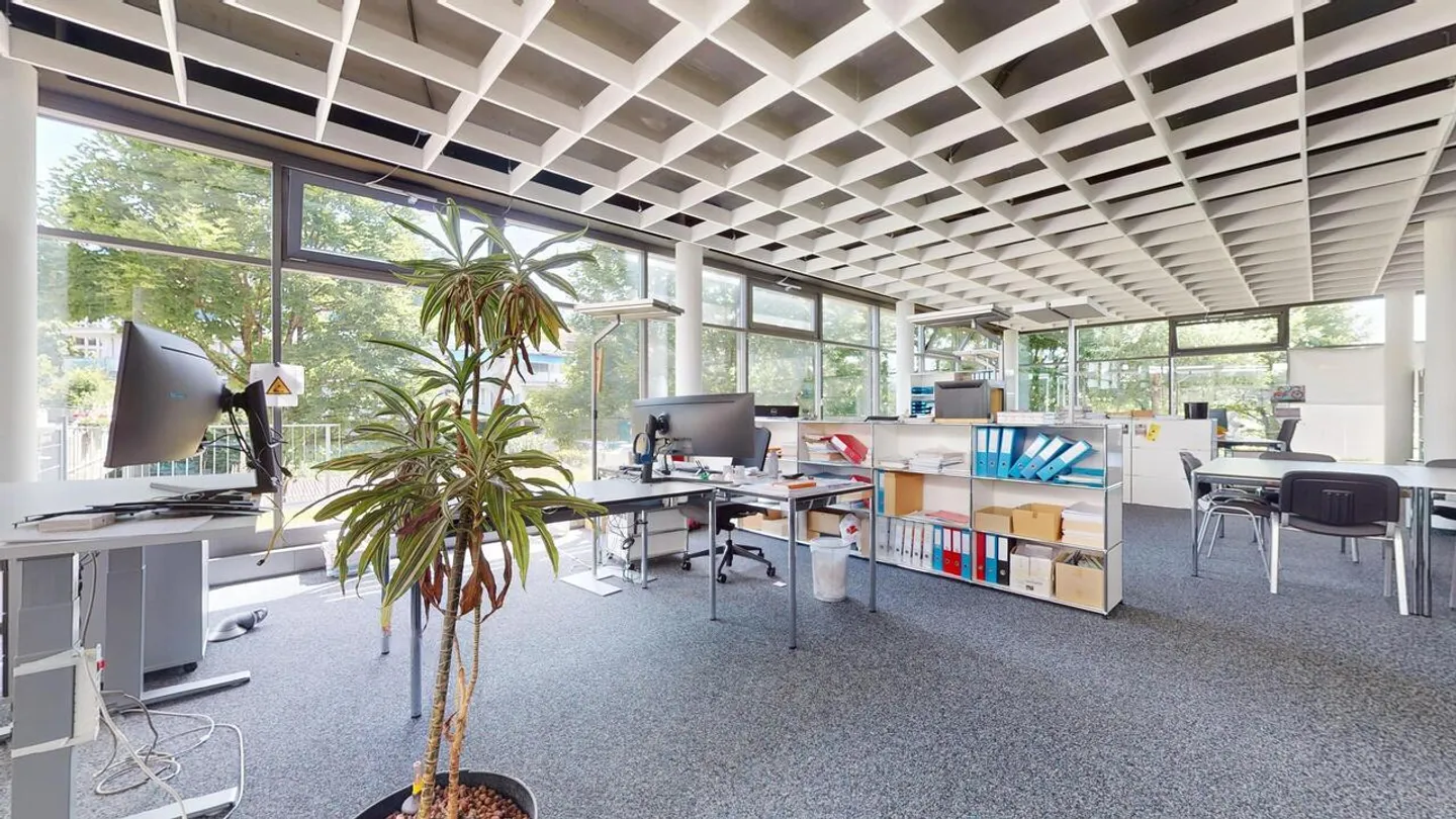 Commercial space with craft room and two parking spaces - Photo 4 of 12