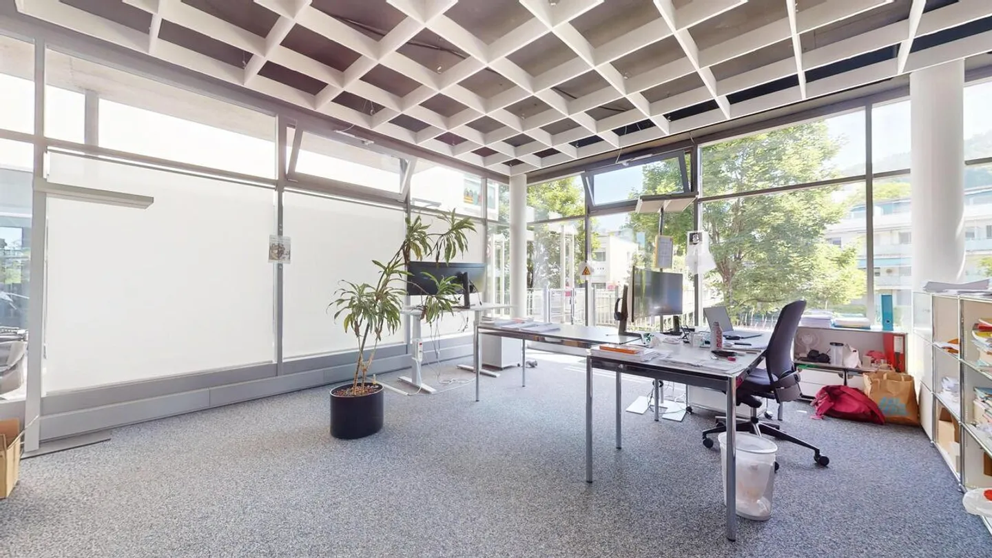 Commercial space with craft room and two parking spaces - Photo 7 of 12
