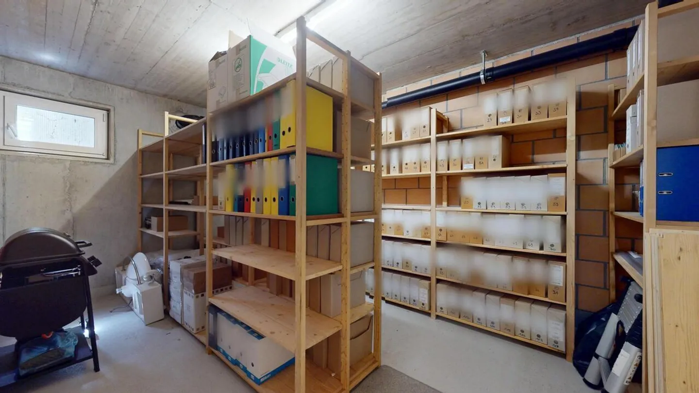 Commercial space with craft room and two parking spaces - Photo 9 of 12