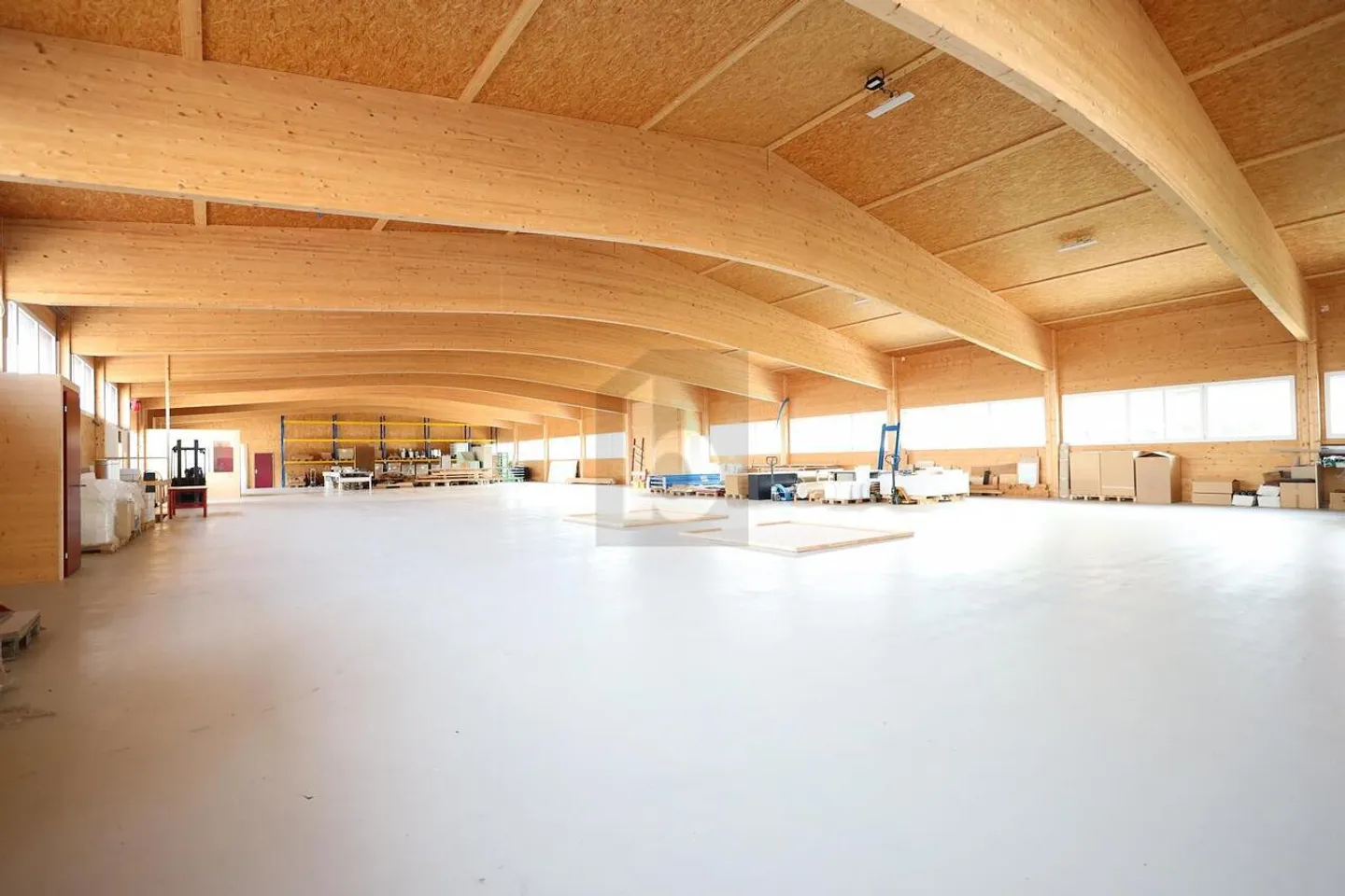 ZONE DE PRODUCTION AVEC UNE HAUTEUR INTÉRIEURE DE 6 MÉTRES - Photo 2 sur 6