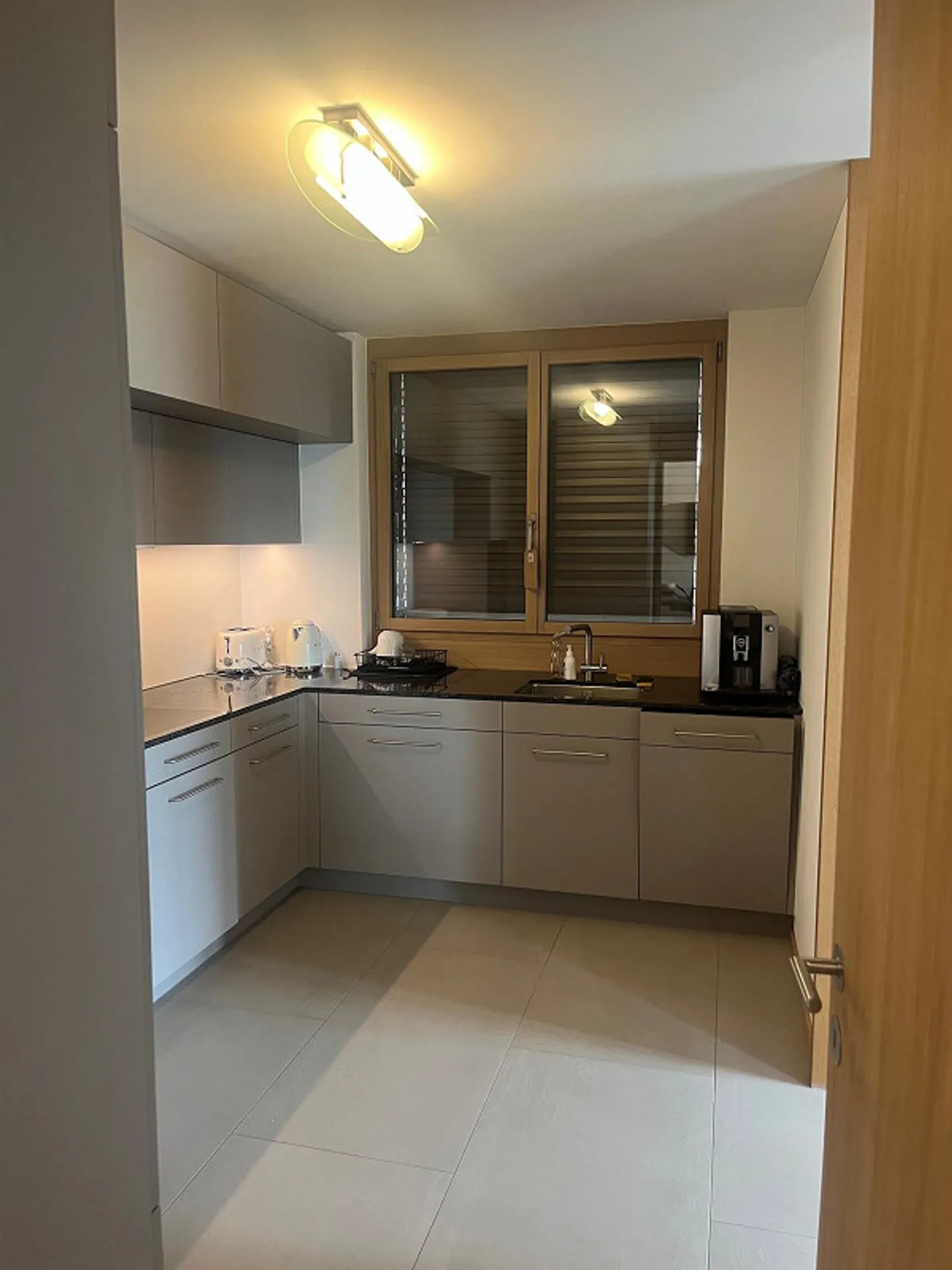 Appartamento esclusivo di 3,5 locali con vista lago in un complesso di giardino ben curato - Foto 6 di 8
