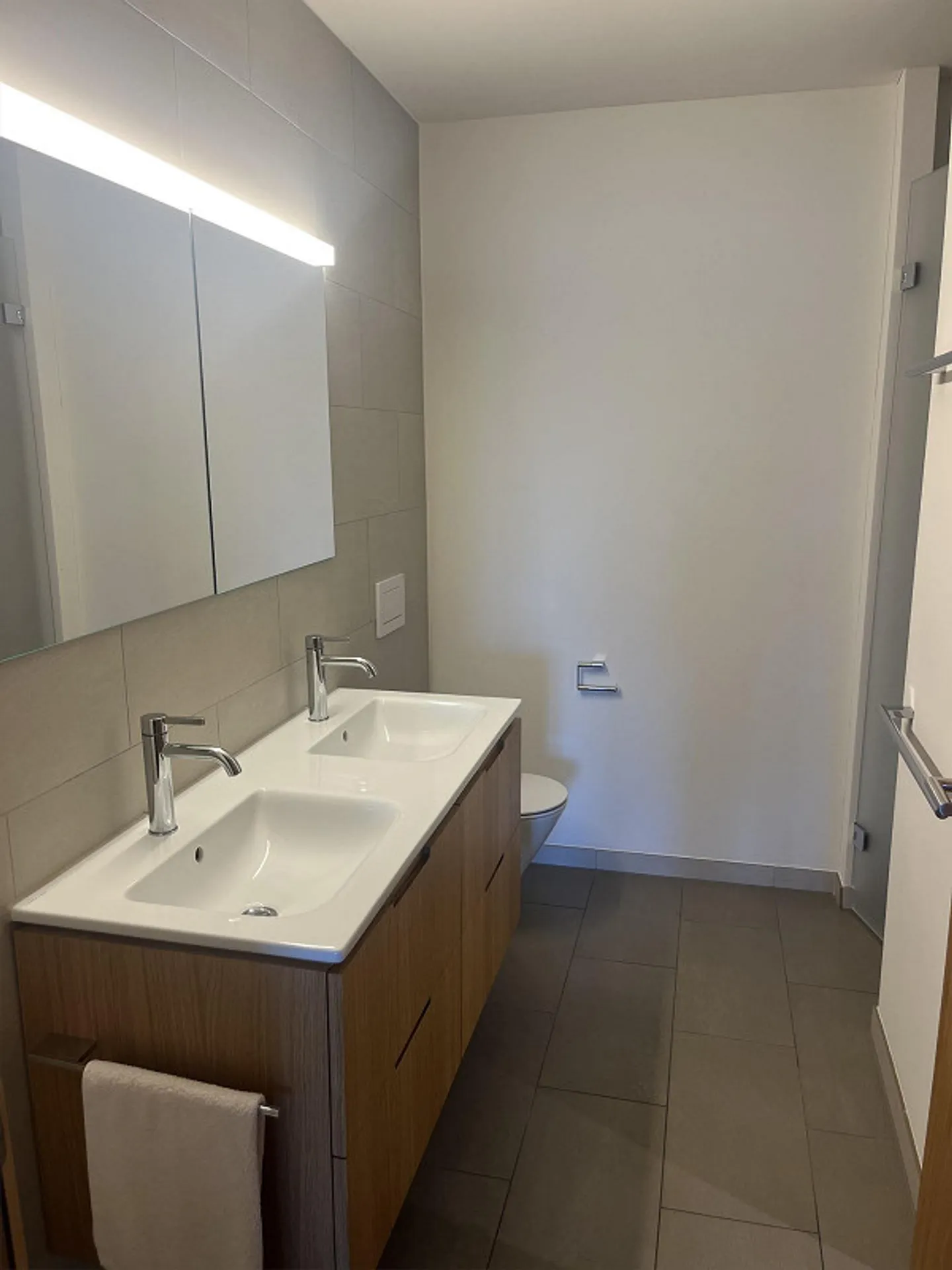 Appartamento esclusivo di 3,5 locali con vista lago in un complesso di giardino ben curato - Foto 7 di 8