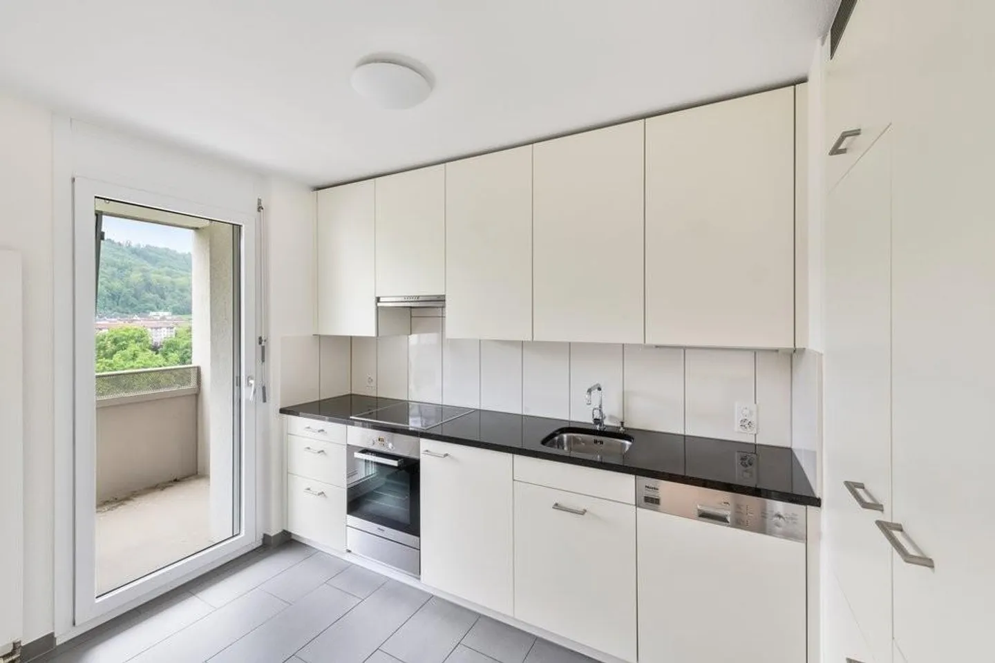 RENT WITHOUT DEPOSIT - Plenty of space for family life with a view - Photo 2 of 7