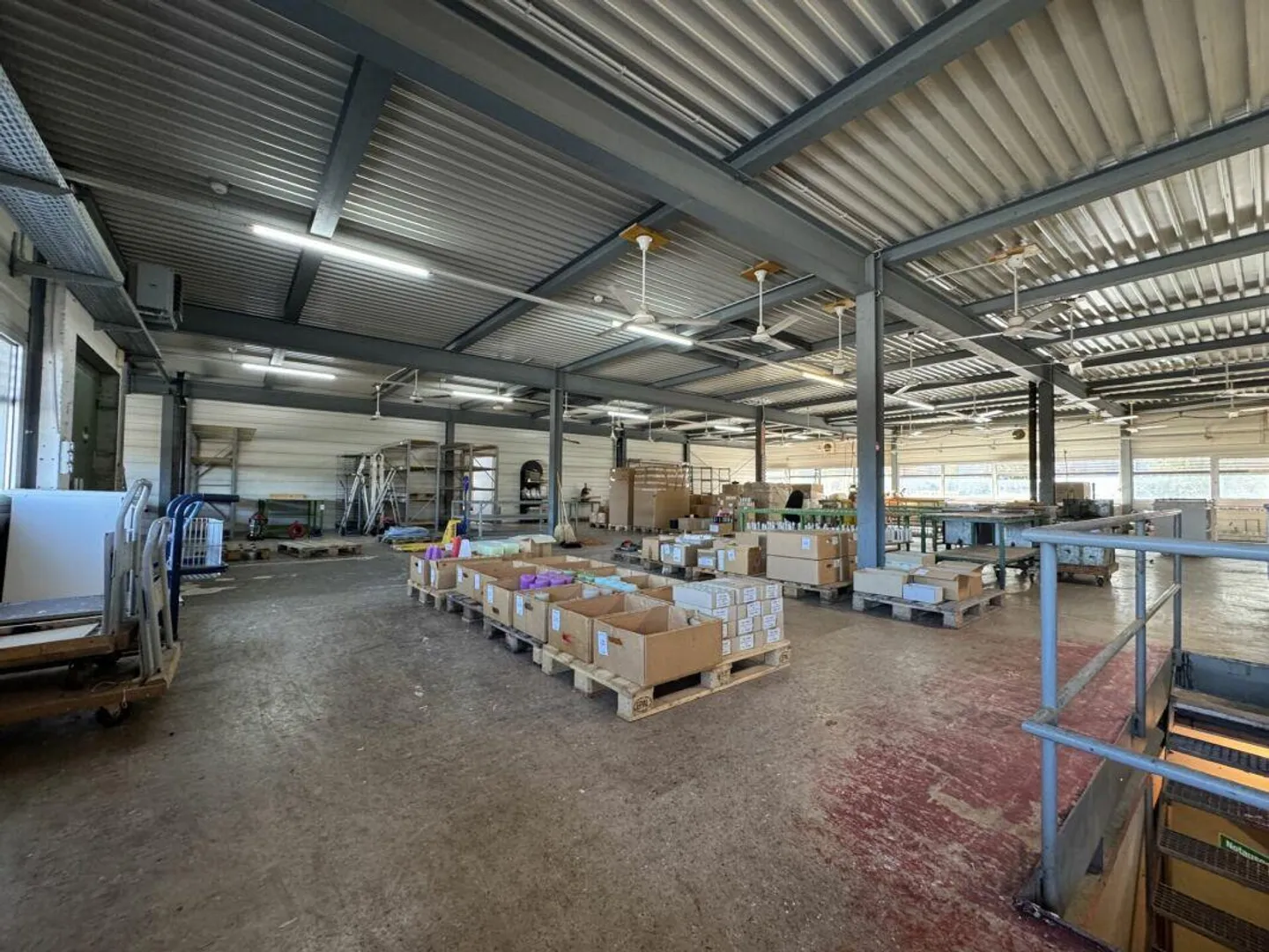 Espace commercial de plain-pied avec accès et élévateur à marchandises - 1er + 2ème étage - Photo 3 sur 14
