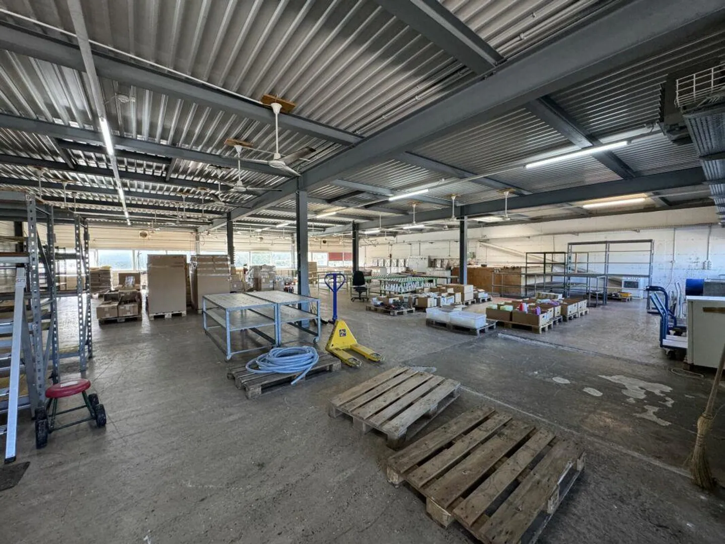 Espace commercial de plain-pied avec accès et élévateur à marchandises - 1er + 2ème étage - Photo 6 sur 14