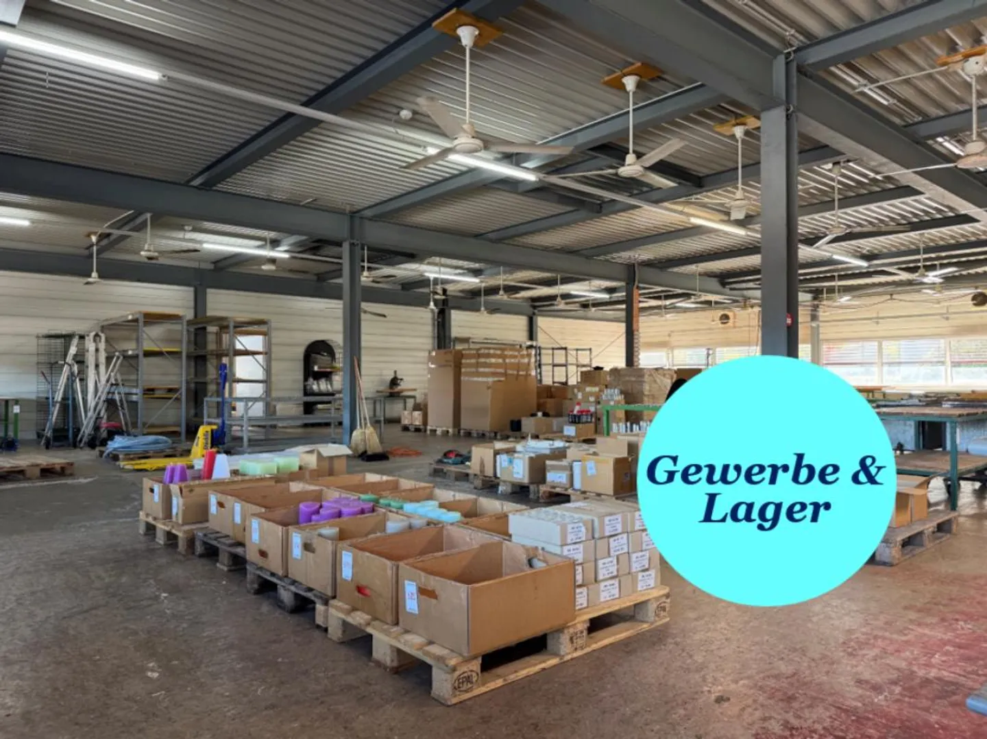 Espace commercial de plain-pied avec accès et élévateur à marchandises - 1er + 2ème étage - Photo 1 sur 14