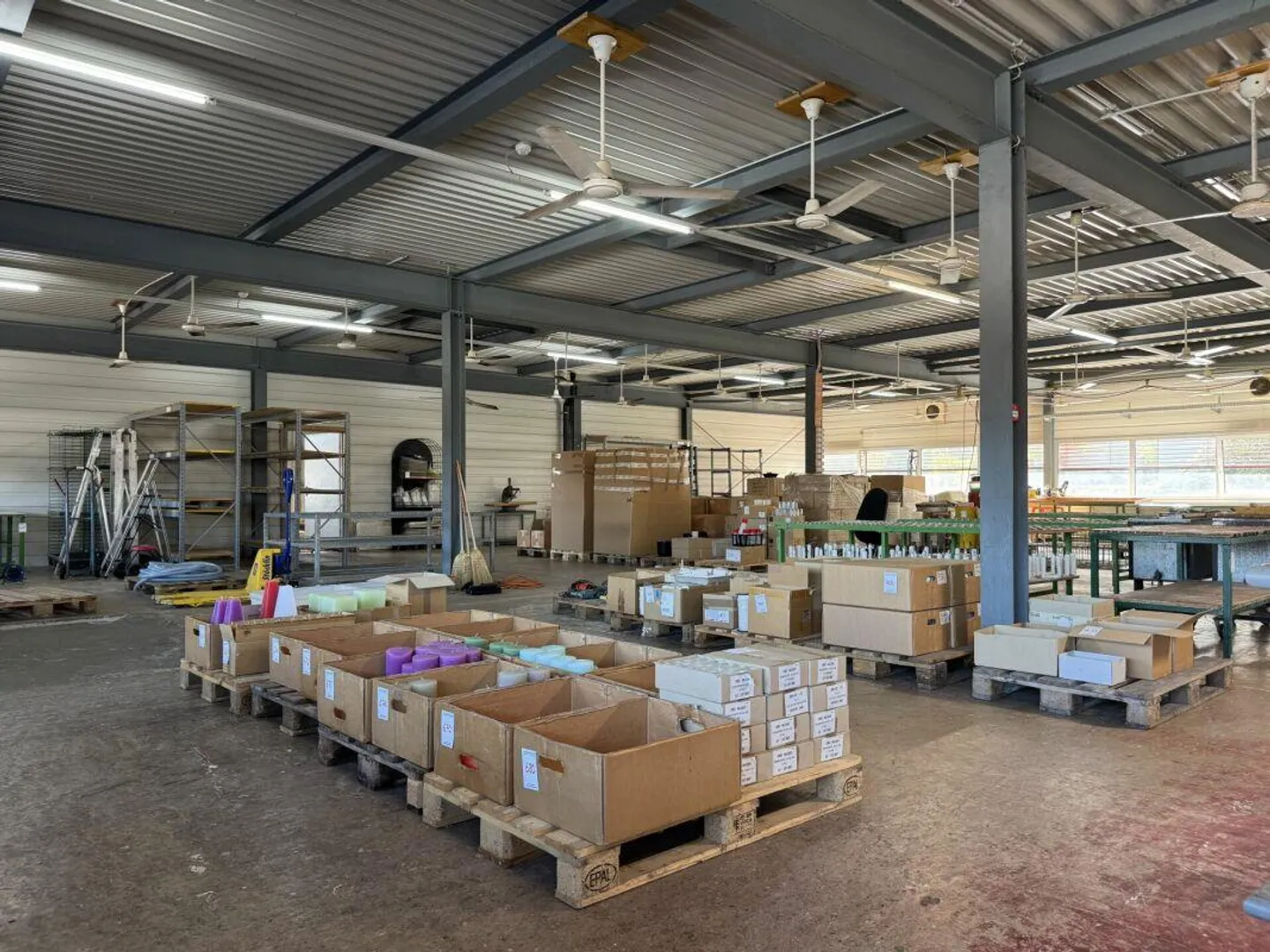 Espace commercial de plain-pied avec accès et élévateur à marchandises - 1er + 2ème étage - Photo 2 sur 14