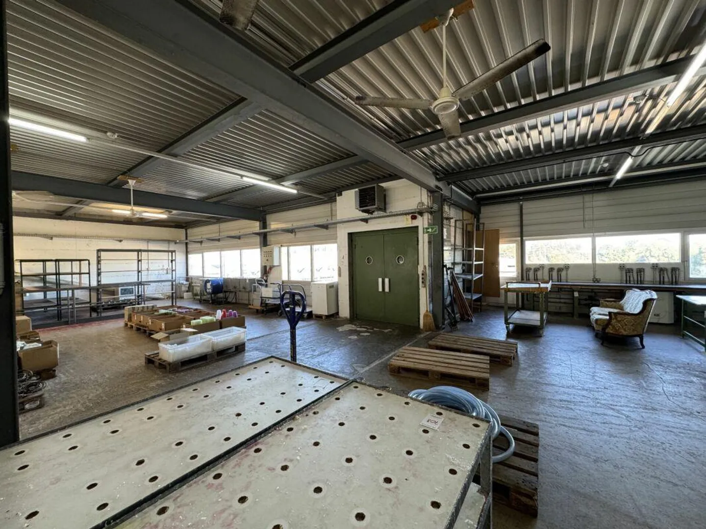 Espace commercial de plain-pied avec accès et élévateur à marchandises - 1er + 2ème étage - Photo 7 sur 14