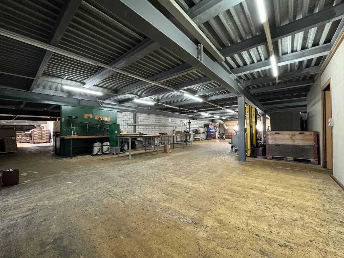 Espace commercial de plain-pied avec accès et élévateur à marchandises - 1er + 2ème étage - Photo 9 sur 14