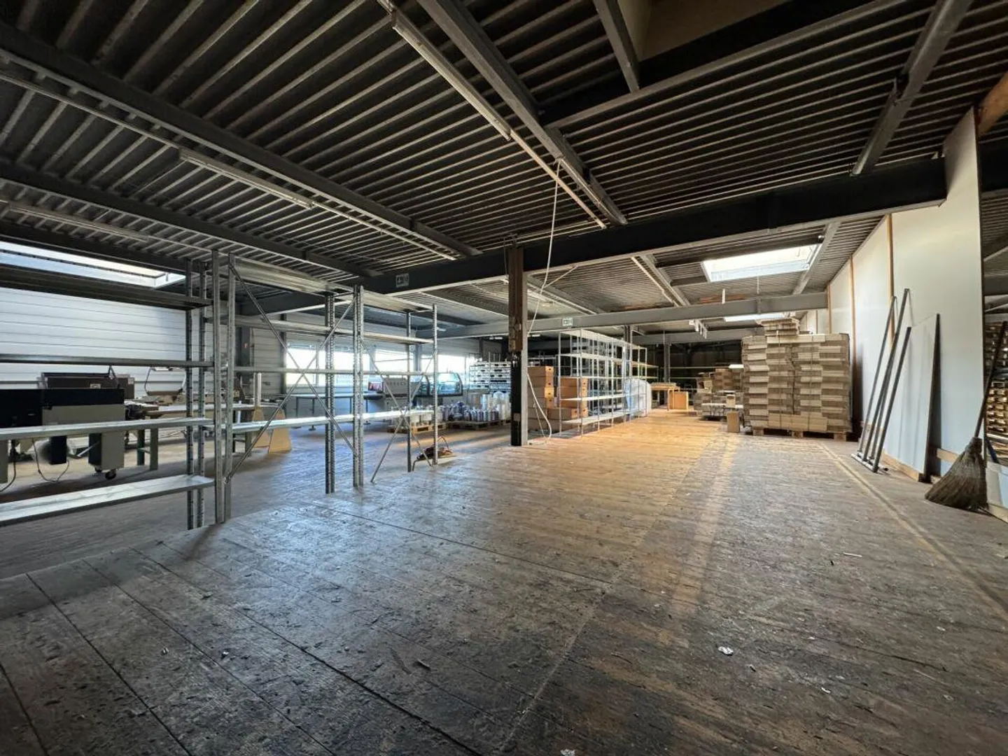Espace commercial de plain-pied avec accès et élévateur à marchandises - 1er + 2ème étage - Photo 10 sur 14