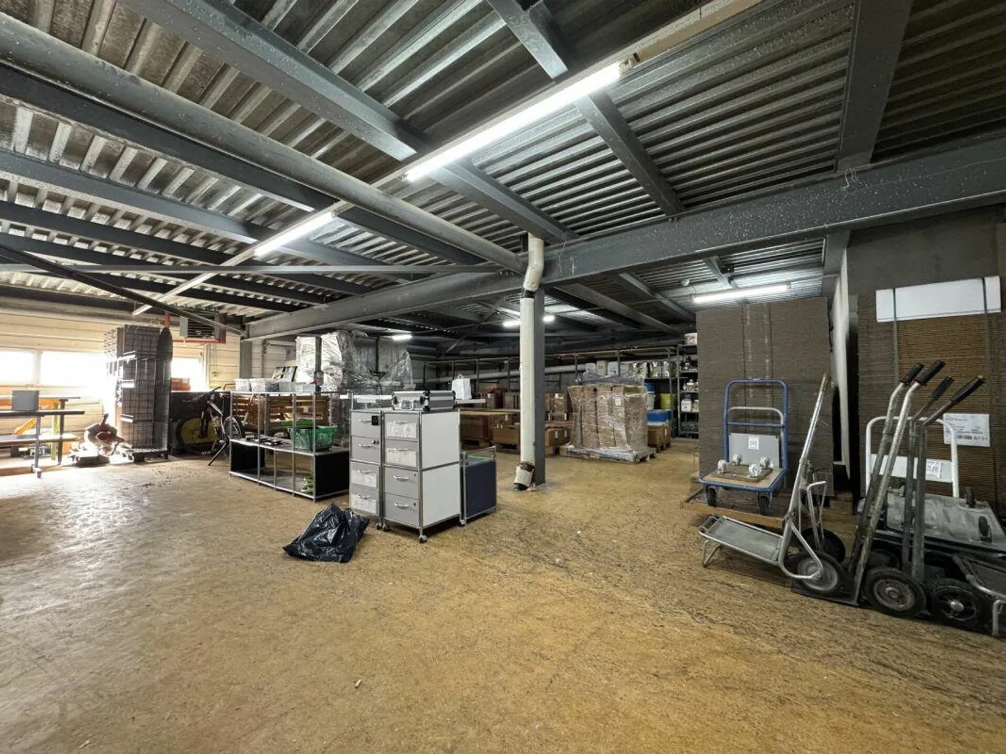 Espace commercial de plain-pied avec accès et élévateur à marchandises - 1er + 2ème étage - Photo 11 sur 14