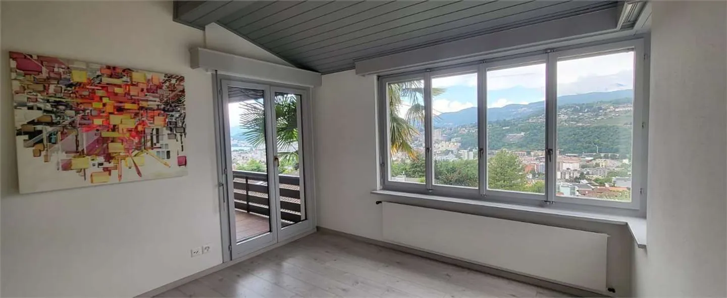 Villa con vista lago, giardino e piscina - Foto 12 di 13