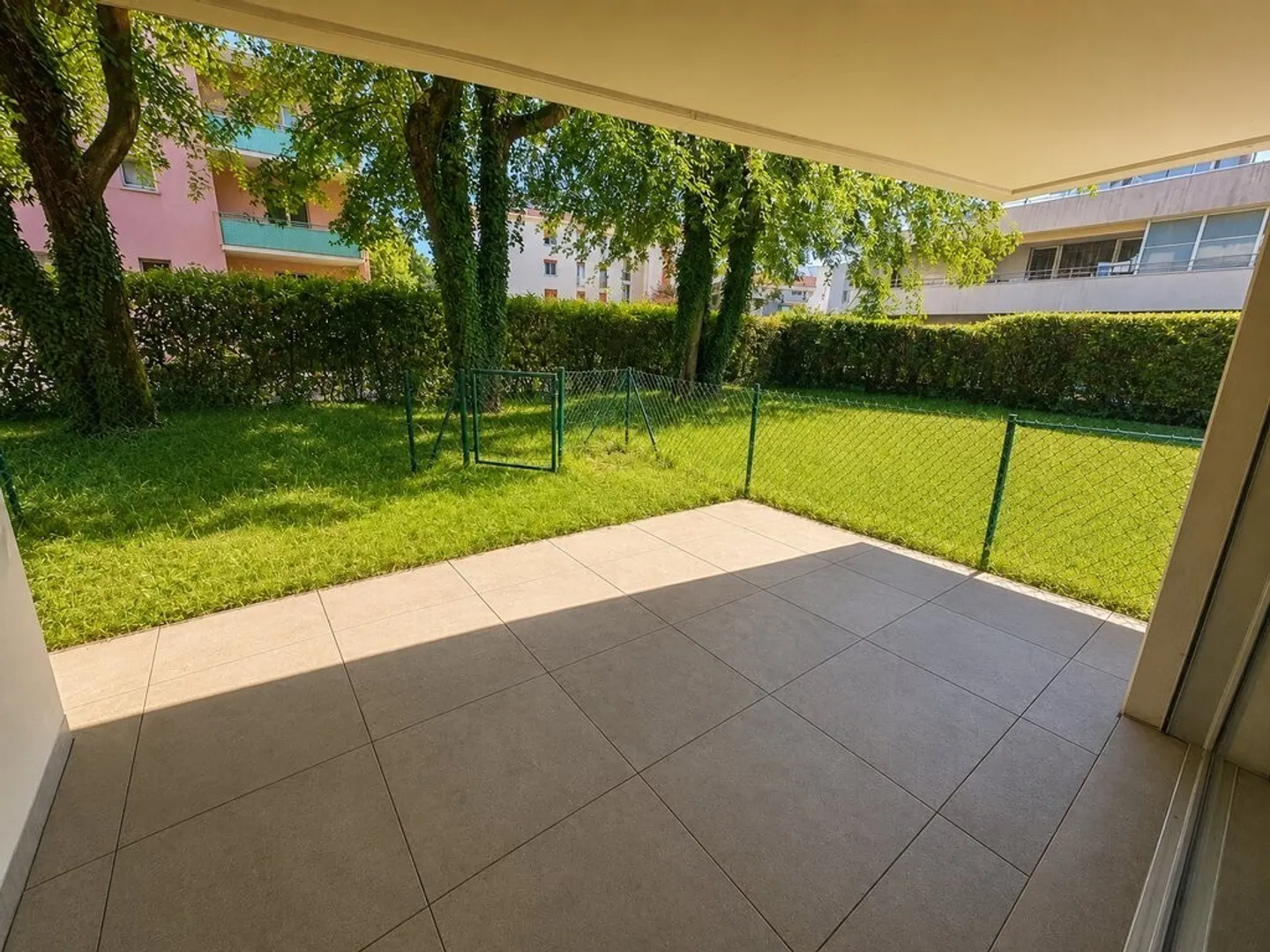 Studio al piano terra con terrazza - Foto 1 di 4
