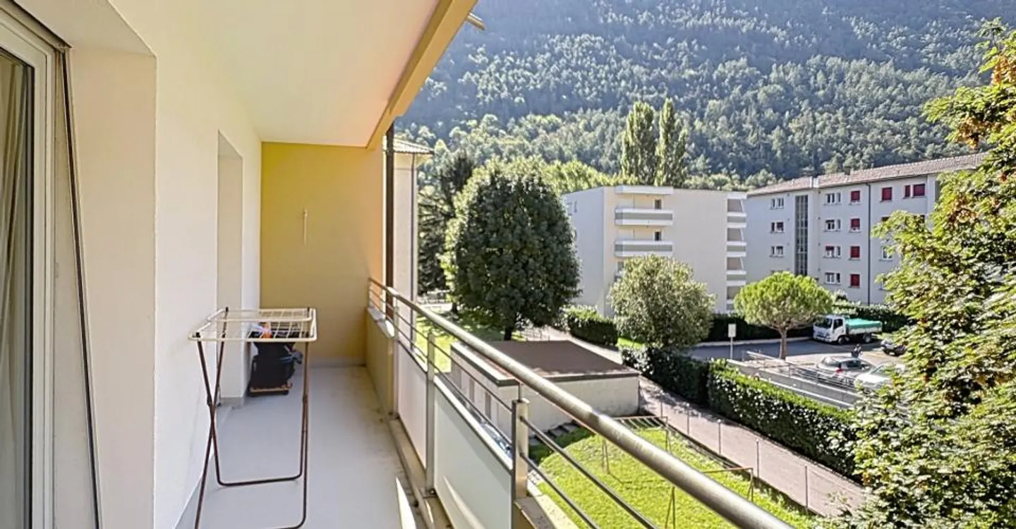 Spacieux 3.5 pièces avec grand balcon, dans un quartier calme et résidentiel - Photo 1 of 8