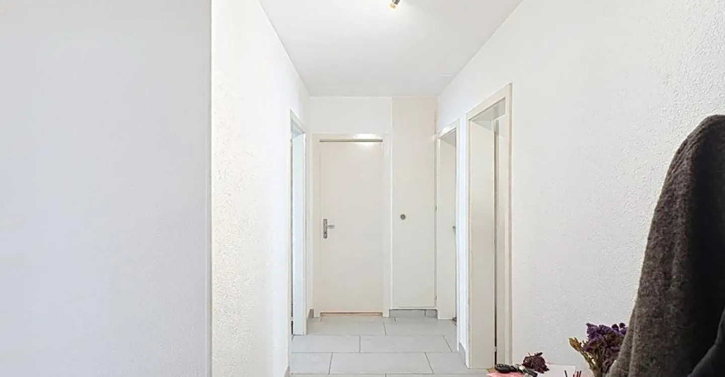 Spacieux 3.5 pièces avec grand balcon, dans un quartier calme et résidentiel - Photo 2 of 8