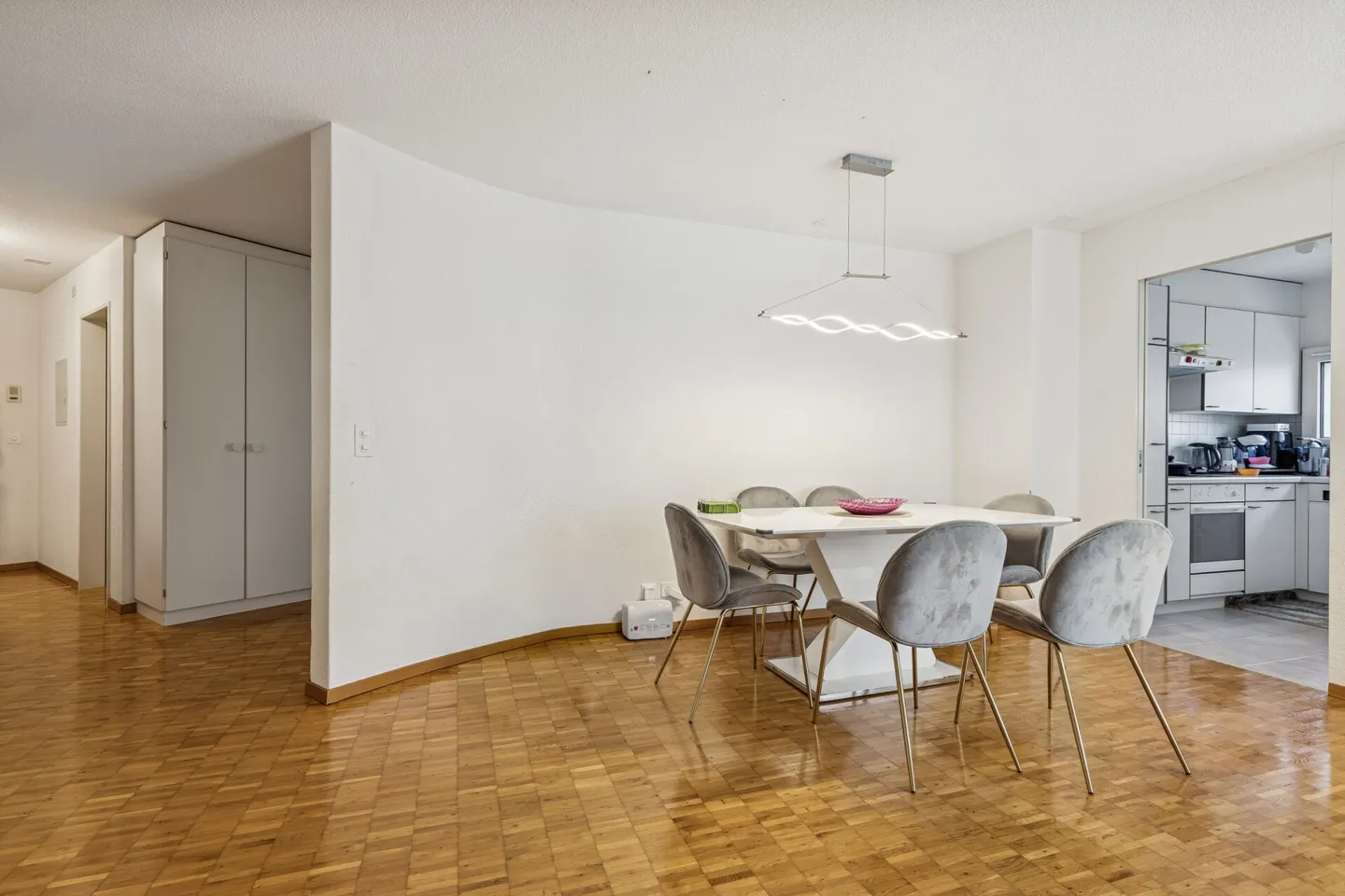 Appartement charmant près du canal de la Thielle avec place de parking dans le garage - Photo 4 sur 13