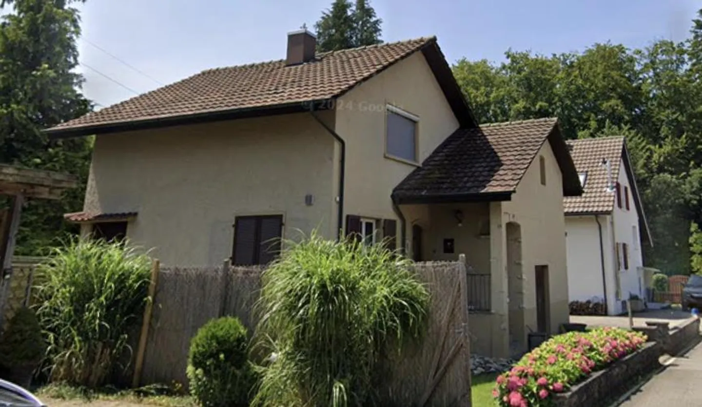 Detached single-family house with large plot - Photo 3 of 5