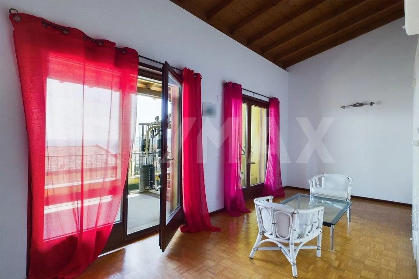 Casa spaziosa con doppio garage e terrazza panoramica - Foto 10 di 11