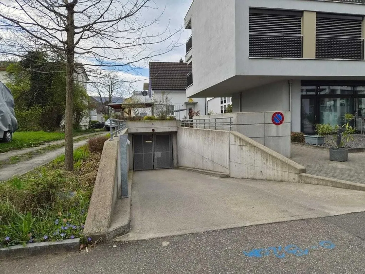 Parking space with perfect public transport connection - Photo 1 of 4