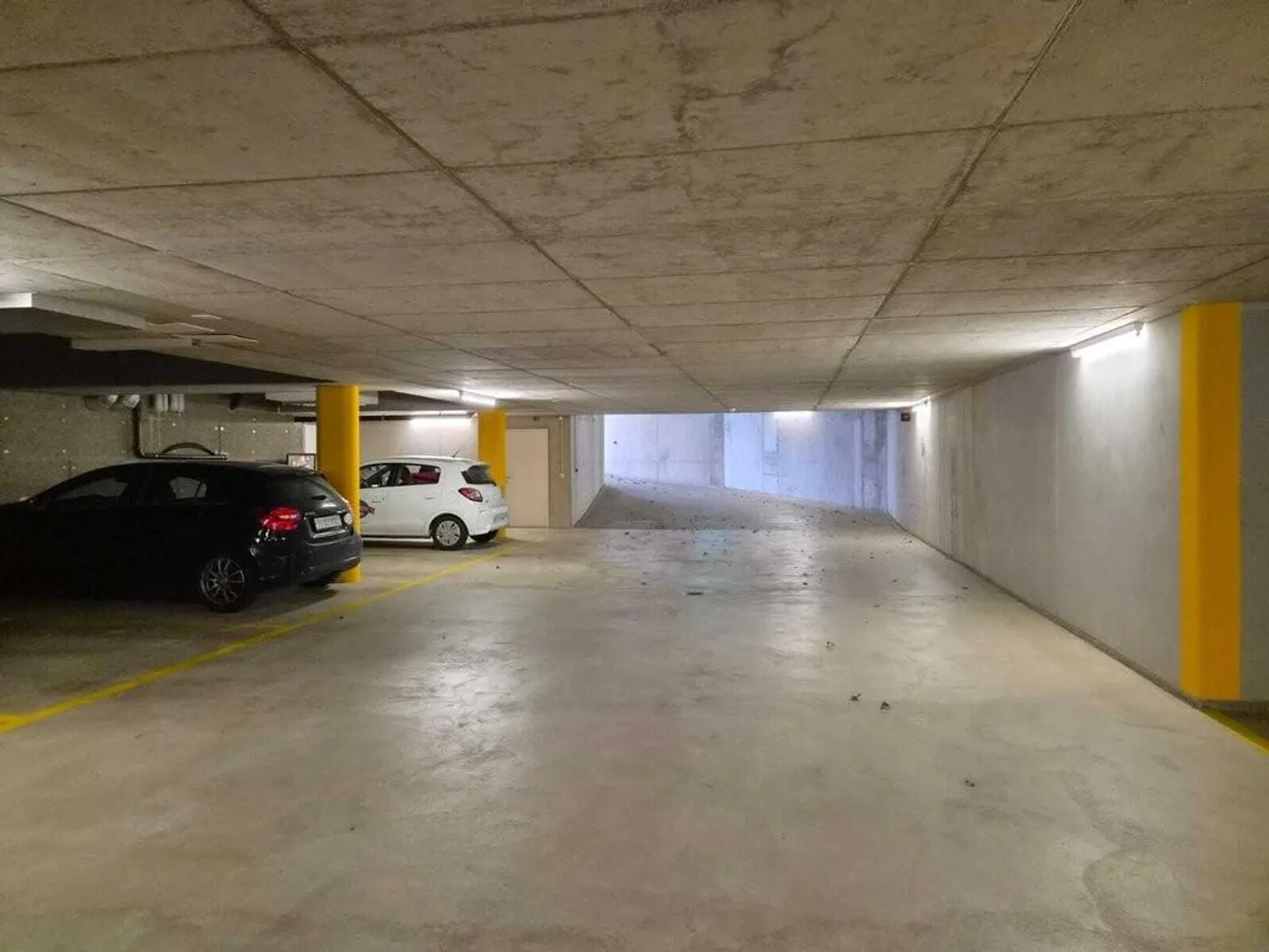 Parking space with perfect public transport connection - Photo 2 of 4