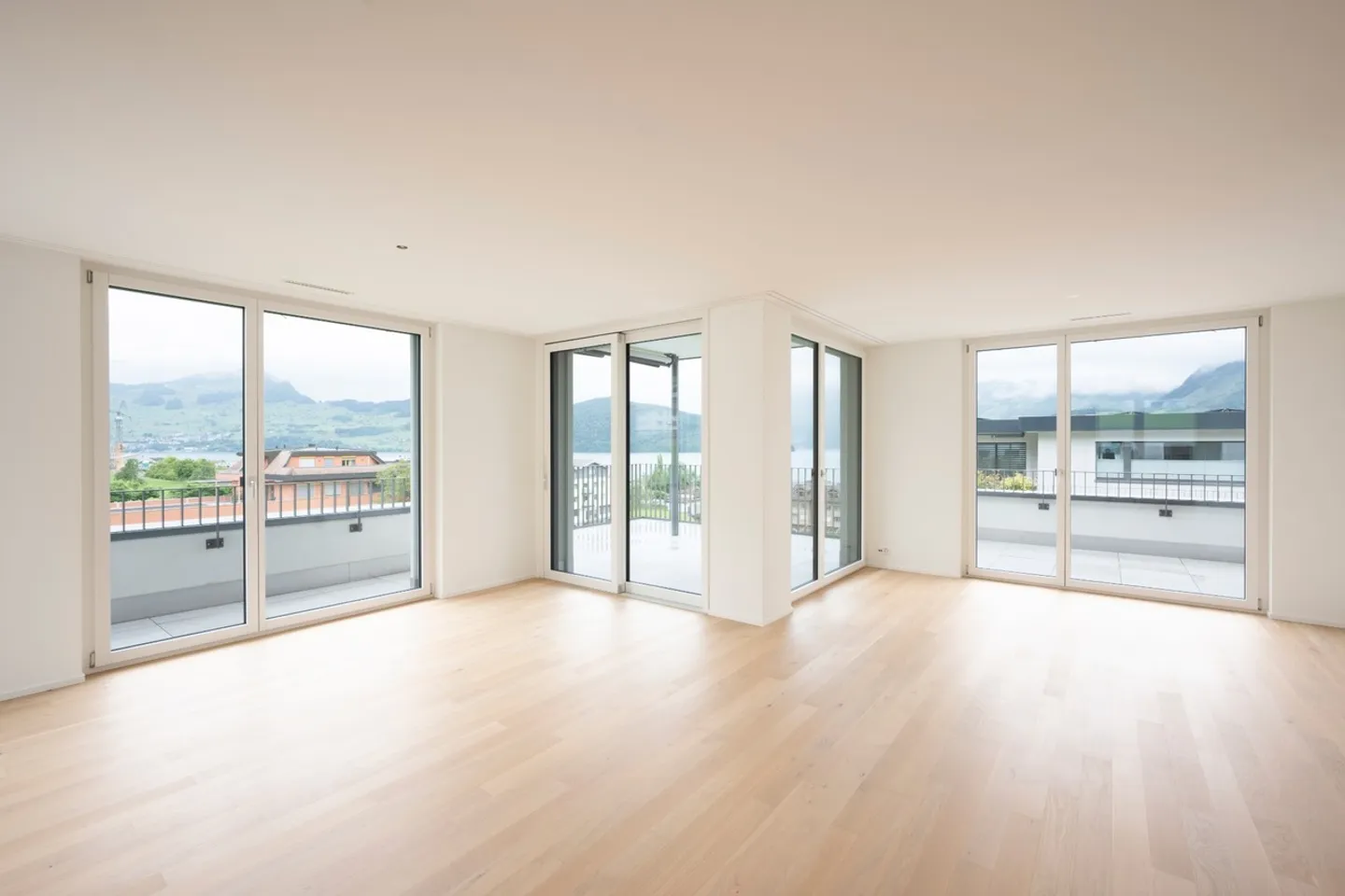 Luxuriöse Attikawohnung mit Seeblick - Foto 4 von 13