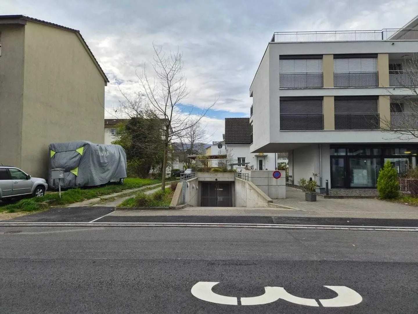 Parking space with perfect public transport connection - Photo 4 of 4