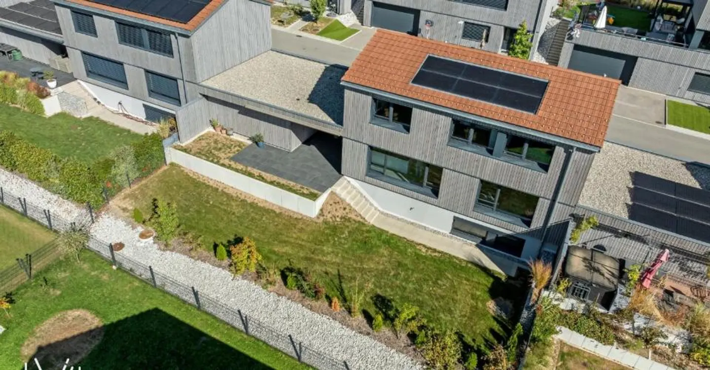 MAGNIFICENT CONTEMPORARY INDIVIDUAL HOUSE OF 5.5 ROOMS - Wooden architecture, modern comfort and quality of life between Fribourg and Bulle - Photo 2 of 12