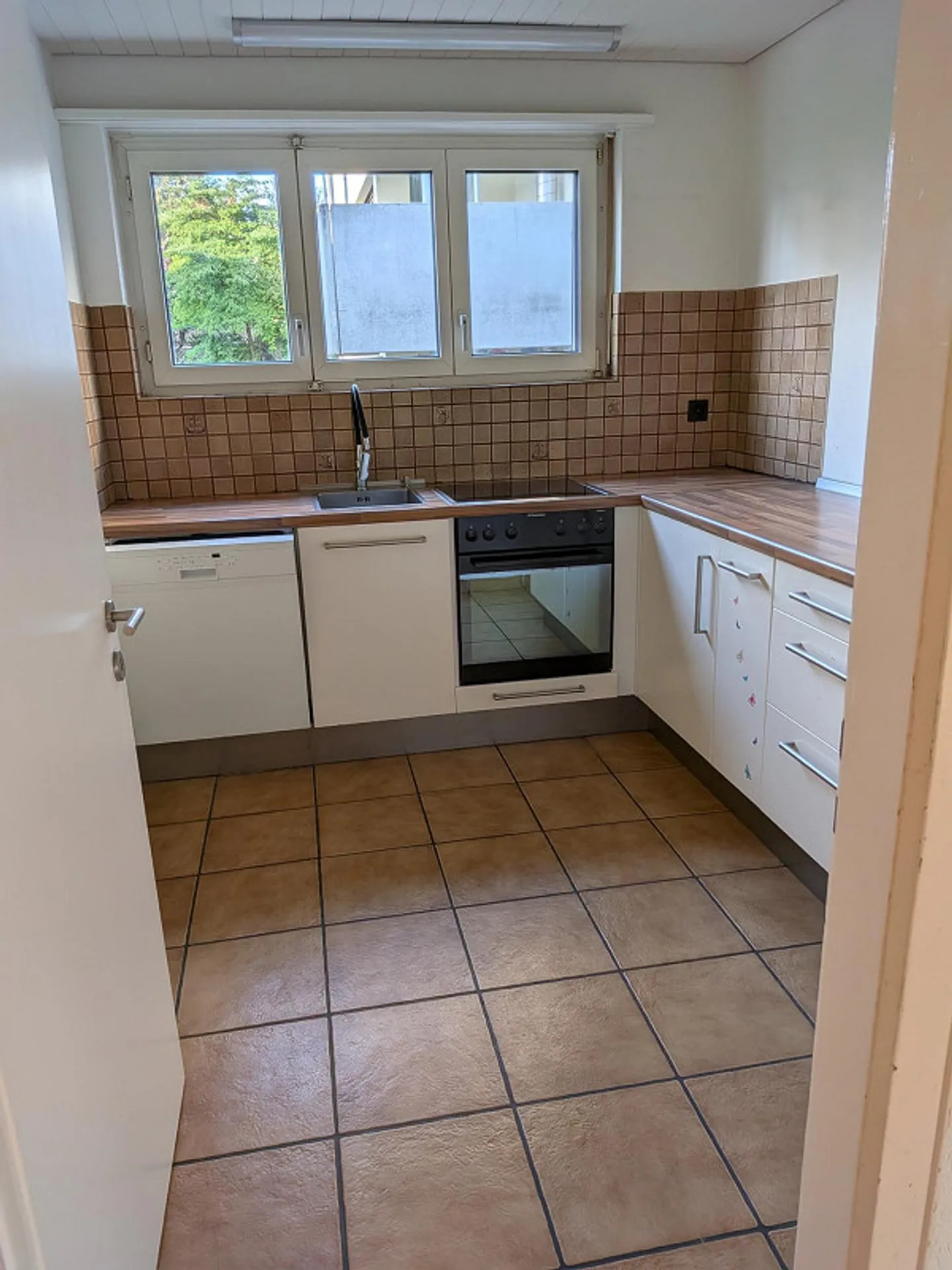 In a good location with caretaker job (part-time) - Photo 8 of 14