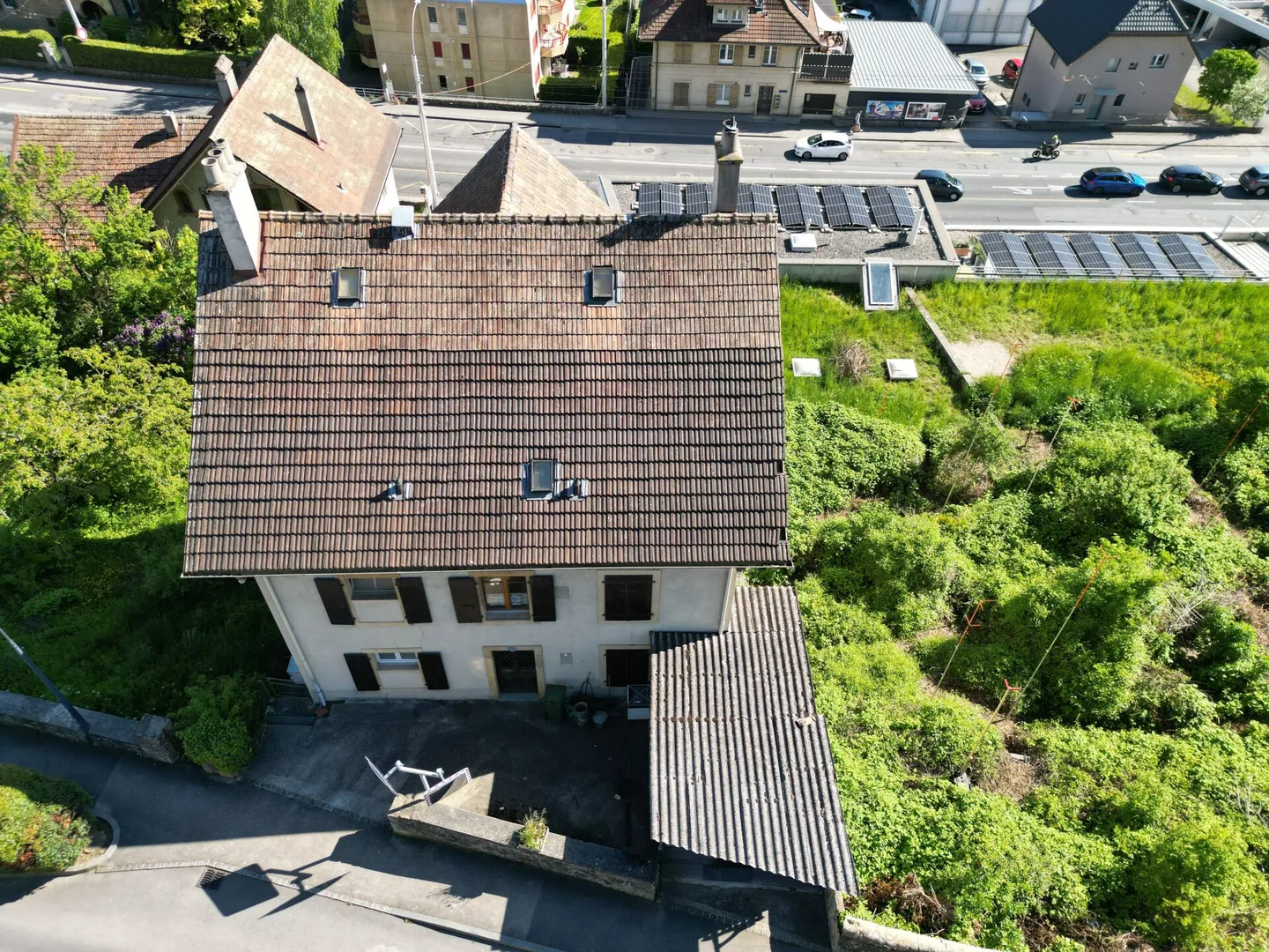 St-Blaise, edificio di 3 appartamenti da ristrutturare, posti auto - Foto 3 di 4