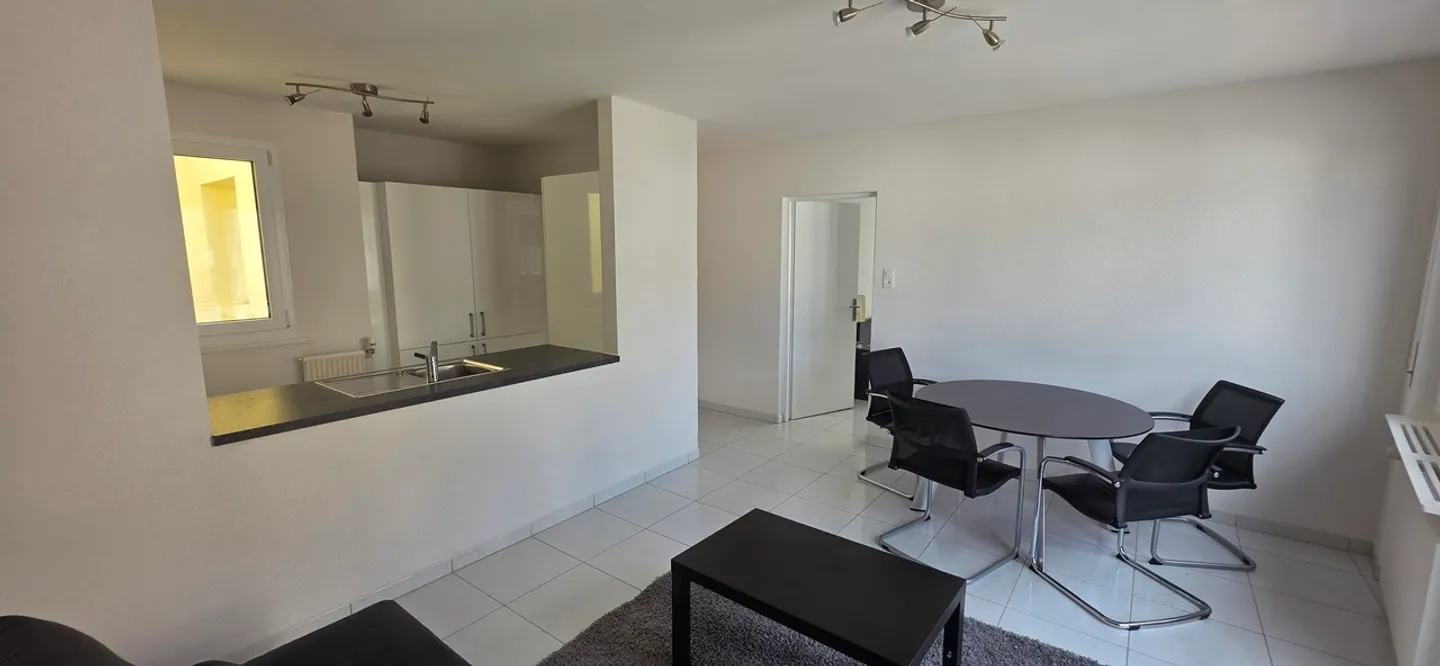 In the city center, 2 steps from the train station - Beautiful 2-room apartment with balcony - Photo 1 of 12