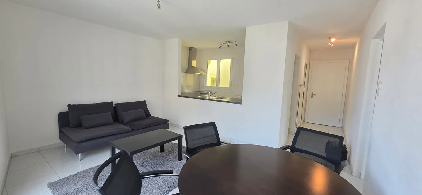 In the city center, 2 steps from the train station - Beautiful 2-room apartment with balcony - Photo 2 of 12