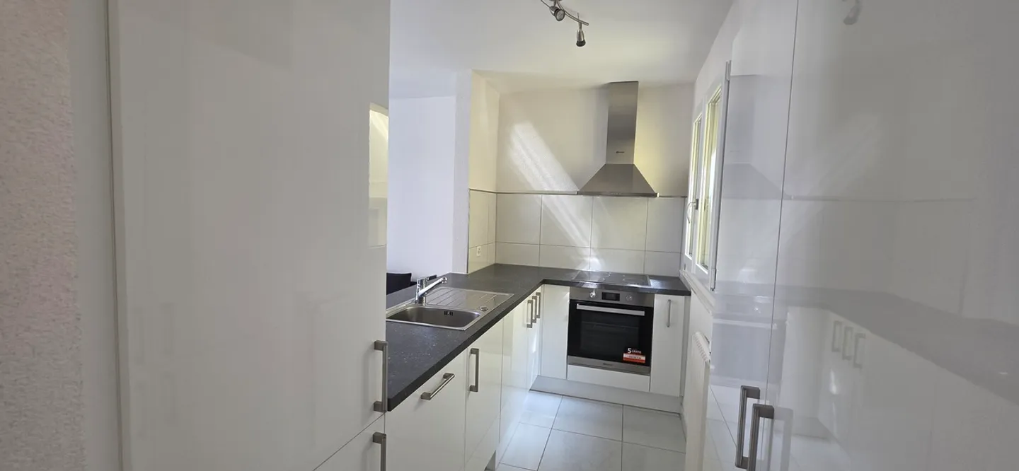 In the city center, 2 steps from the train station - Beautiful 2-room apartment with balcony - Photo 5 of 12