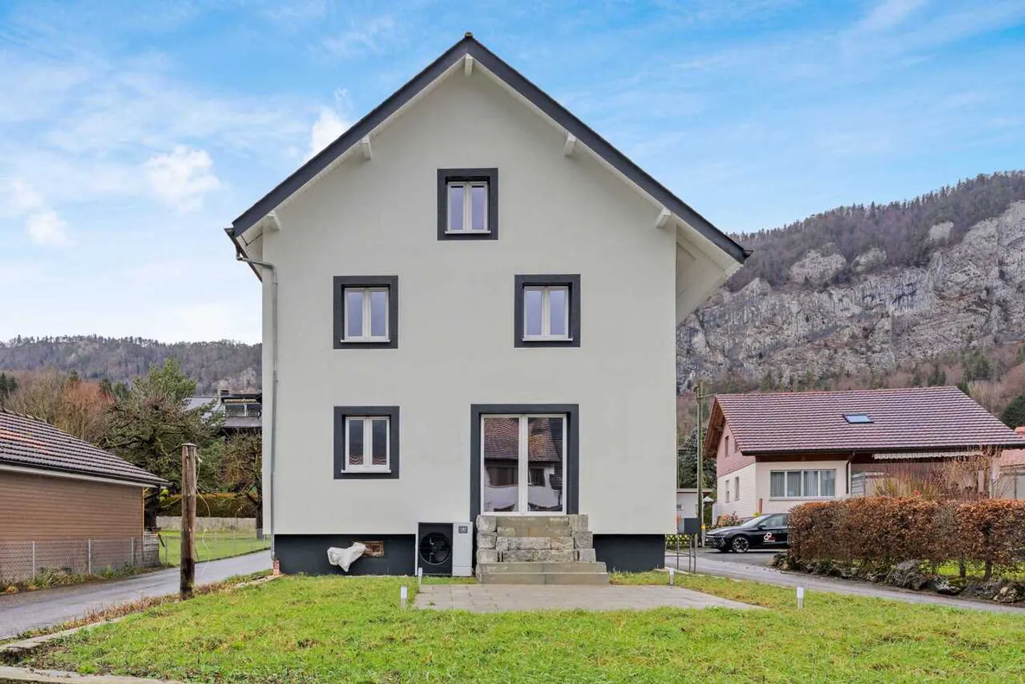 Fully renovated 4.5-room semi-detached house for sale, Welschenrohr - Photo 12 of 13