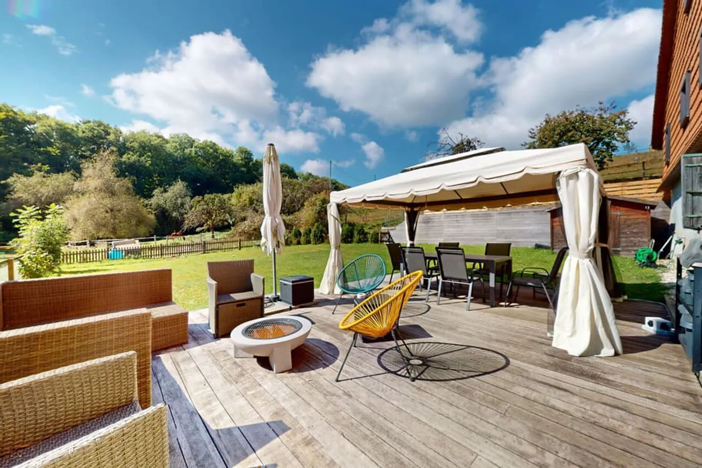 Magnificent renovated farm with 3 apartments and a stable - Photo 3 of 13