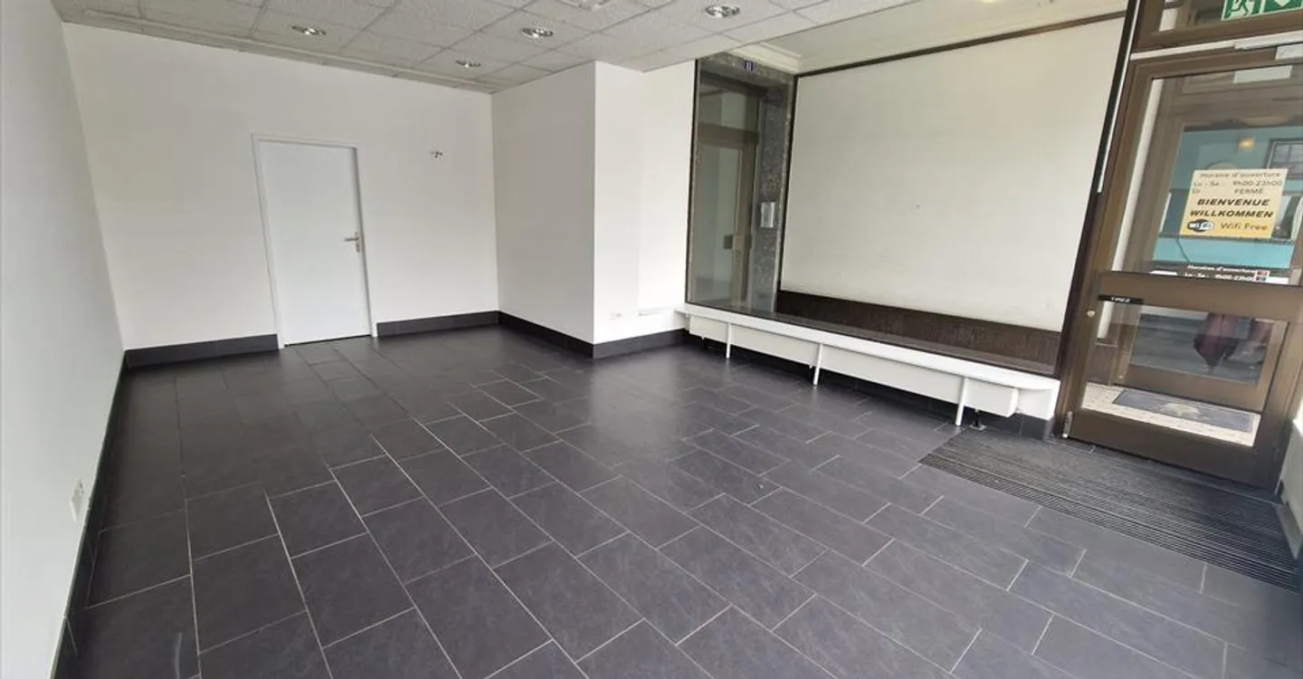 Mixed-use building for rent - Photo 5 of 8