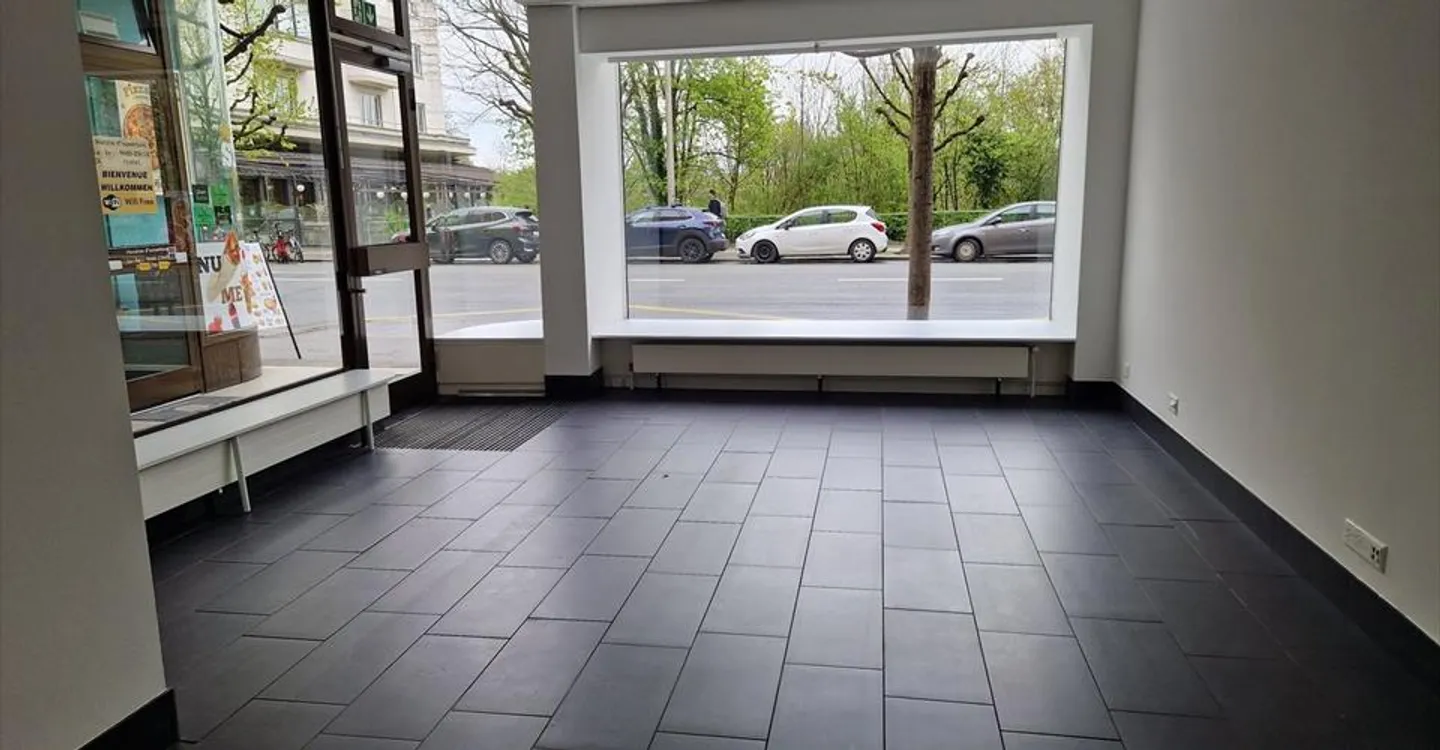 Mixed-use building for rent - Photo 6 of 8