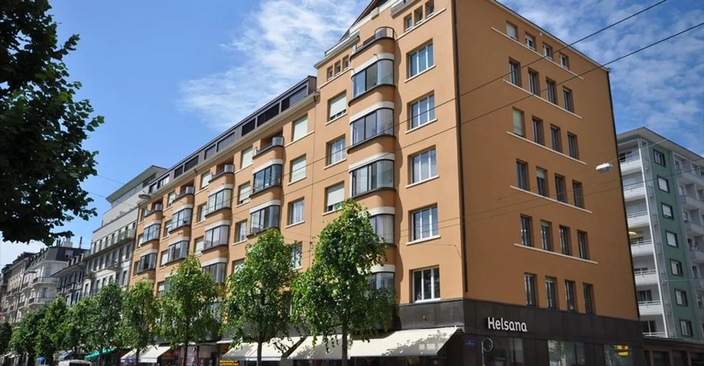 Mixed-use building for rent - Photo 1 of 8