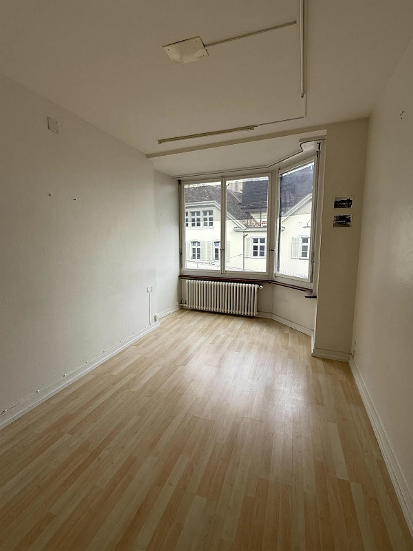 Charmant studio / bureau directement au Barfüsserplatz - Photo 2 sur 3