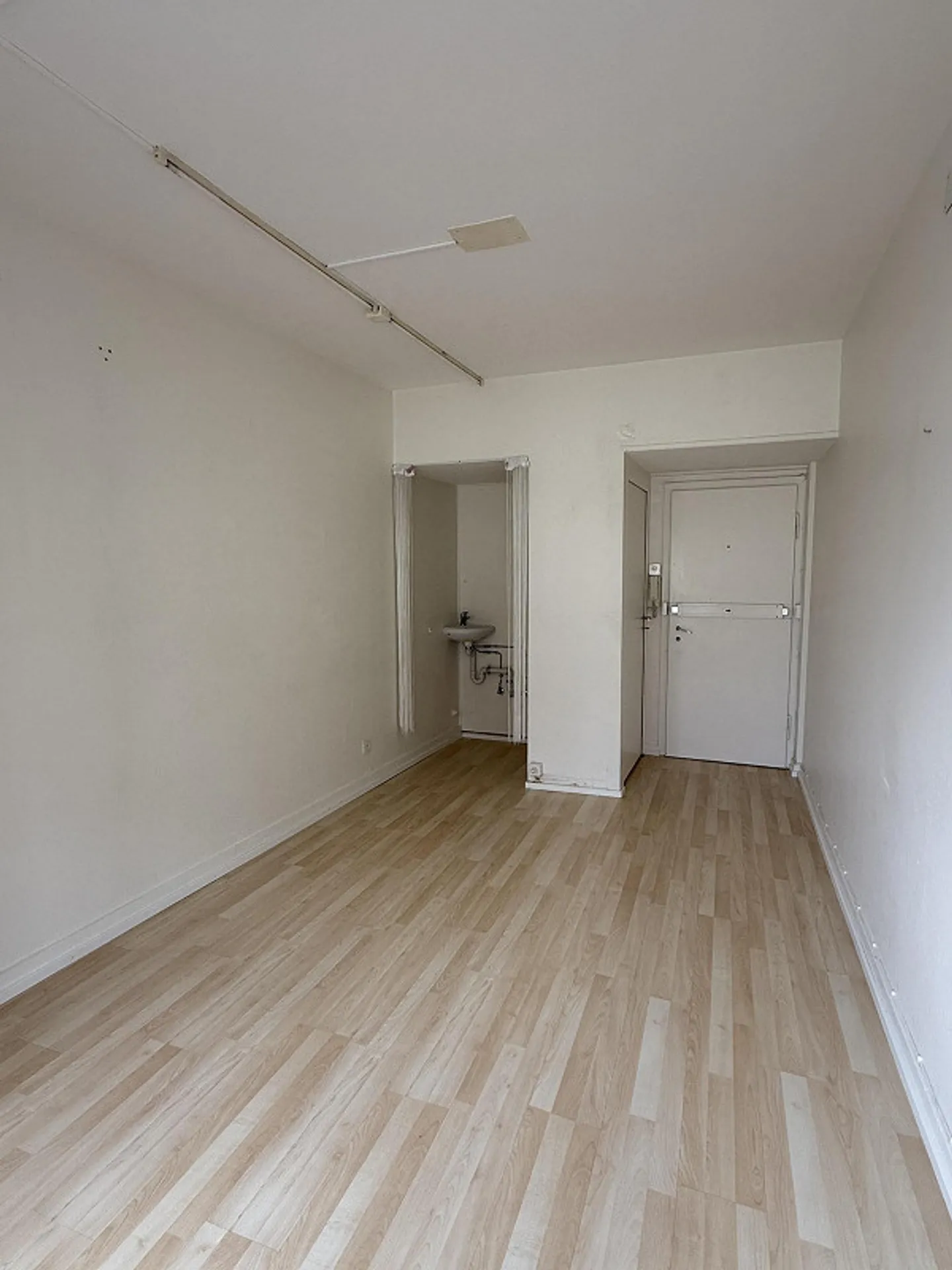 Charmant studio / bureau directement au Barfüsserplatz - Photo 3 sur 3
