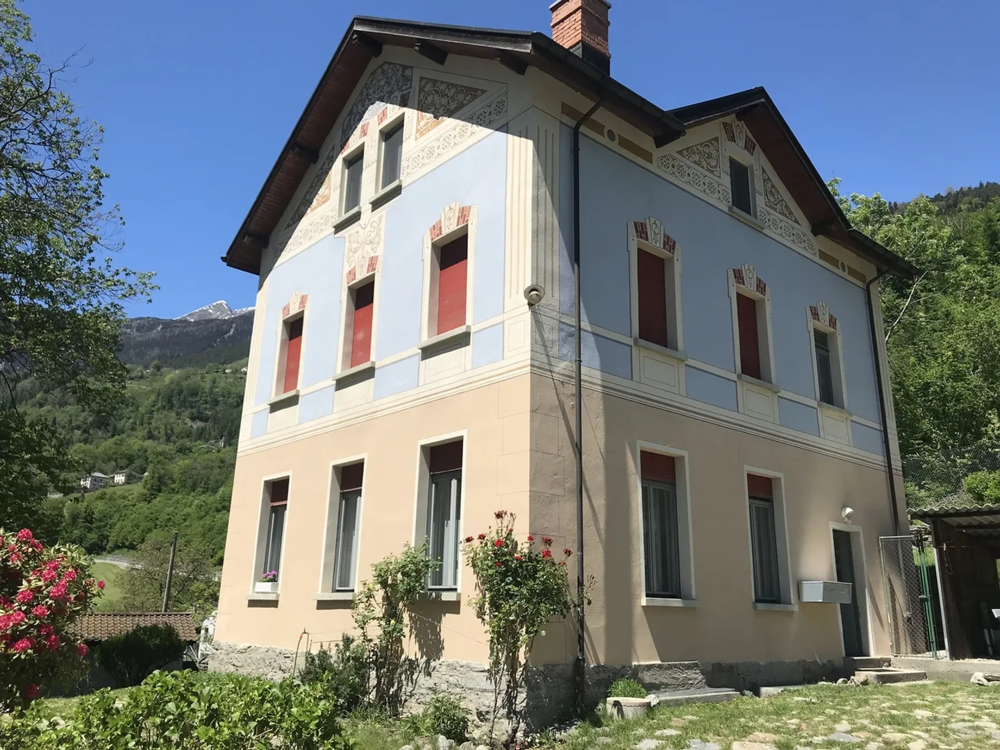 Liberty-Stil-Gebäude umgeben von Grün in Faido, ausgezeichnete Investitionsmöglichkeit - Foto 4 von 11