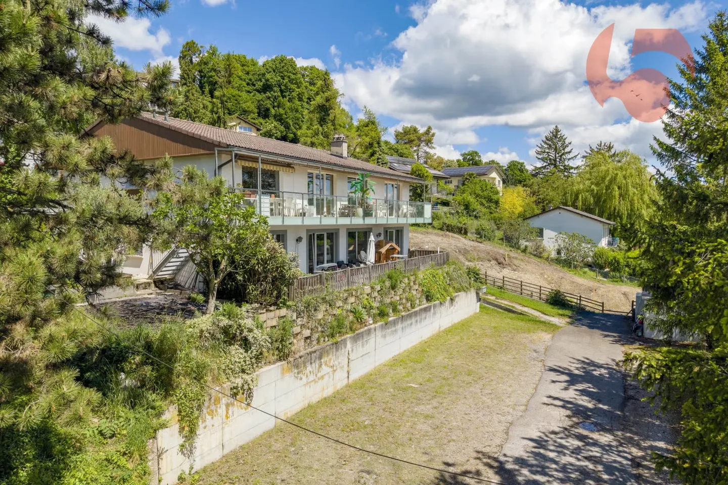 Einzelvilla mit Mieteinnahmen nur wenige Schritte vom See entfernt - Foto 1 von 12