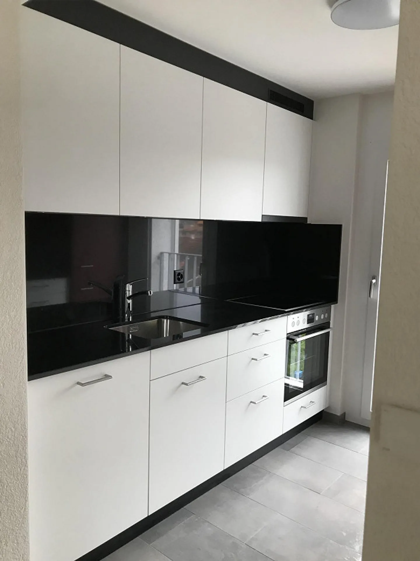 Appartamento moderno di 4,5 stanze con balcone vetrato al 1° piano in affitto - Foto 4 di 7
